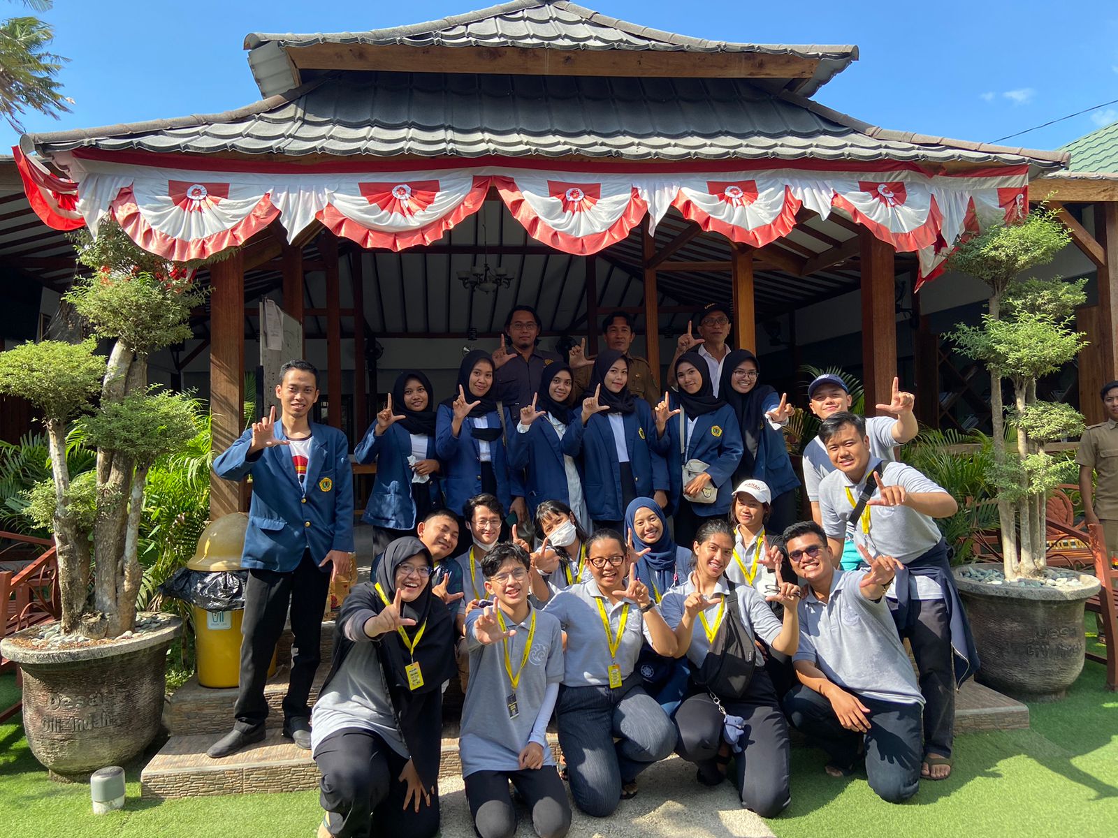 Kelompok Mahasiswa yang tengah KKN di Gili Air. (Inside Lombok/ist)
