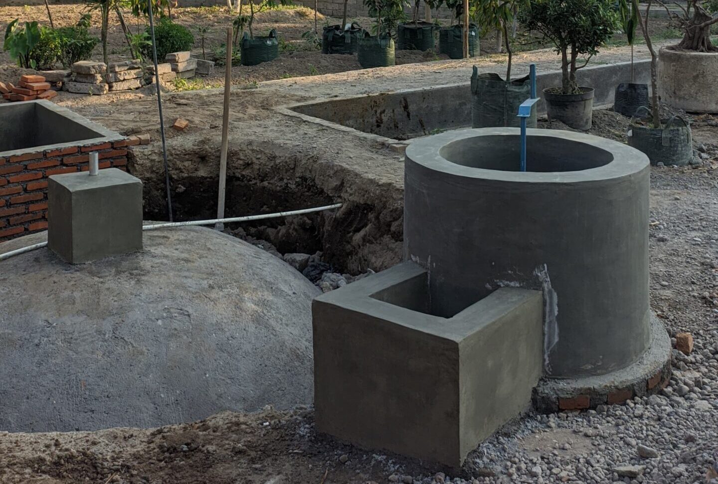 Pembuatan bangunan biodigester di Lingkungan Cemara Karang Tengah. (Inside Lombok/Ist)